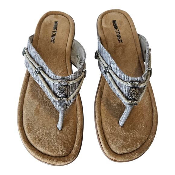 MINNETONKA Women 10 M Silverthorne Thong Sandals Fabric Upper Silver Accents - Picture 2 of 9